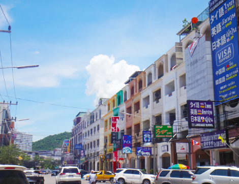 飲食店や小売業など、日本語の看板であふれる中心部