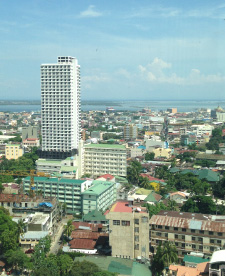 海沿いを離れれば、都市としての光景が。発展途上の街は古い建物と新しい建物が混在している