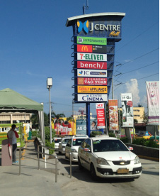 タクシーの初乗り料金は約40ペソと格安。奥に見えるのは「ジプニー」というバスのような乗り物