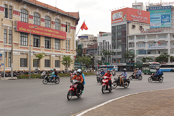 たくさんのバイクが走るベトナムの風景
