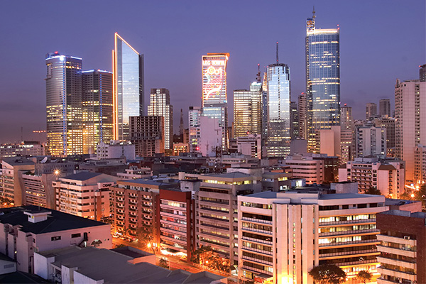 高層ビルが立ち並ぶ首都・マニラ。多くの外資系企業が進出しているメトロ・マニラは増殖を続けています。