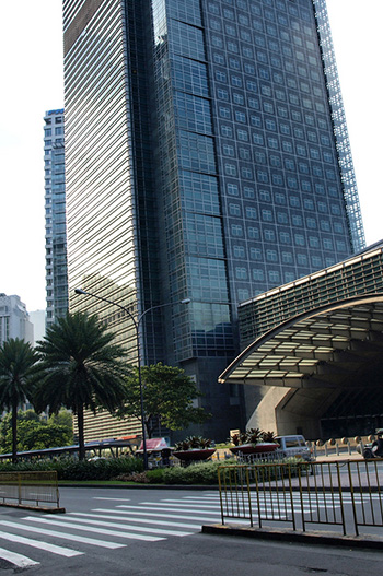 メトロ・マニラに属する商業都市「マカティ市」。フィリピンのウォール街と呼ばれるマカティを40年かけて発展させた業績は、アヤラ・ランドの最大の功績のひとつ。