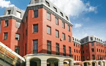 今回ご紹介する物件の外観（駅直結）