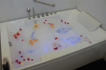 宿泊施設SAPPHIRE HILLS内の大きなバスタブ