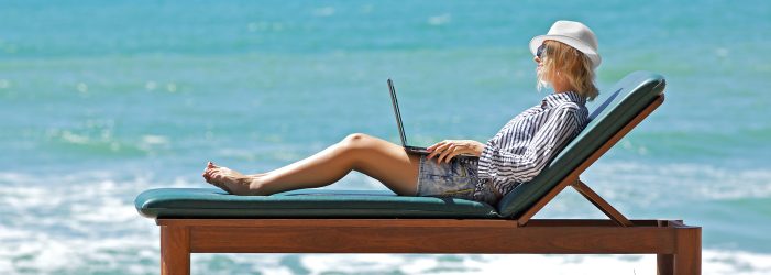 浜辺でのんびりリモートワーク